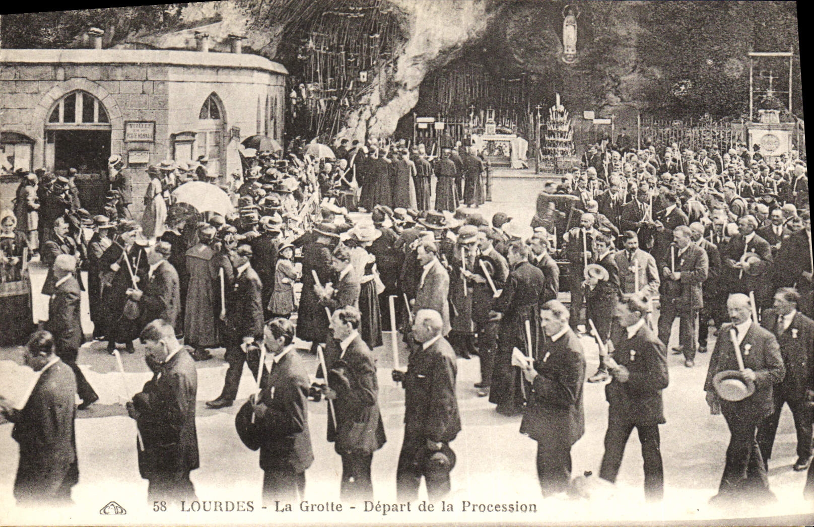 CPA Lourdes La Grotte Depart de la Procession