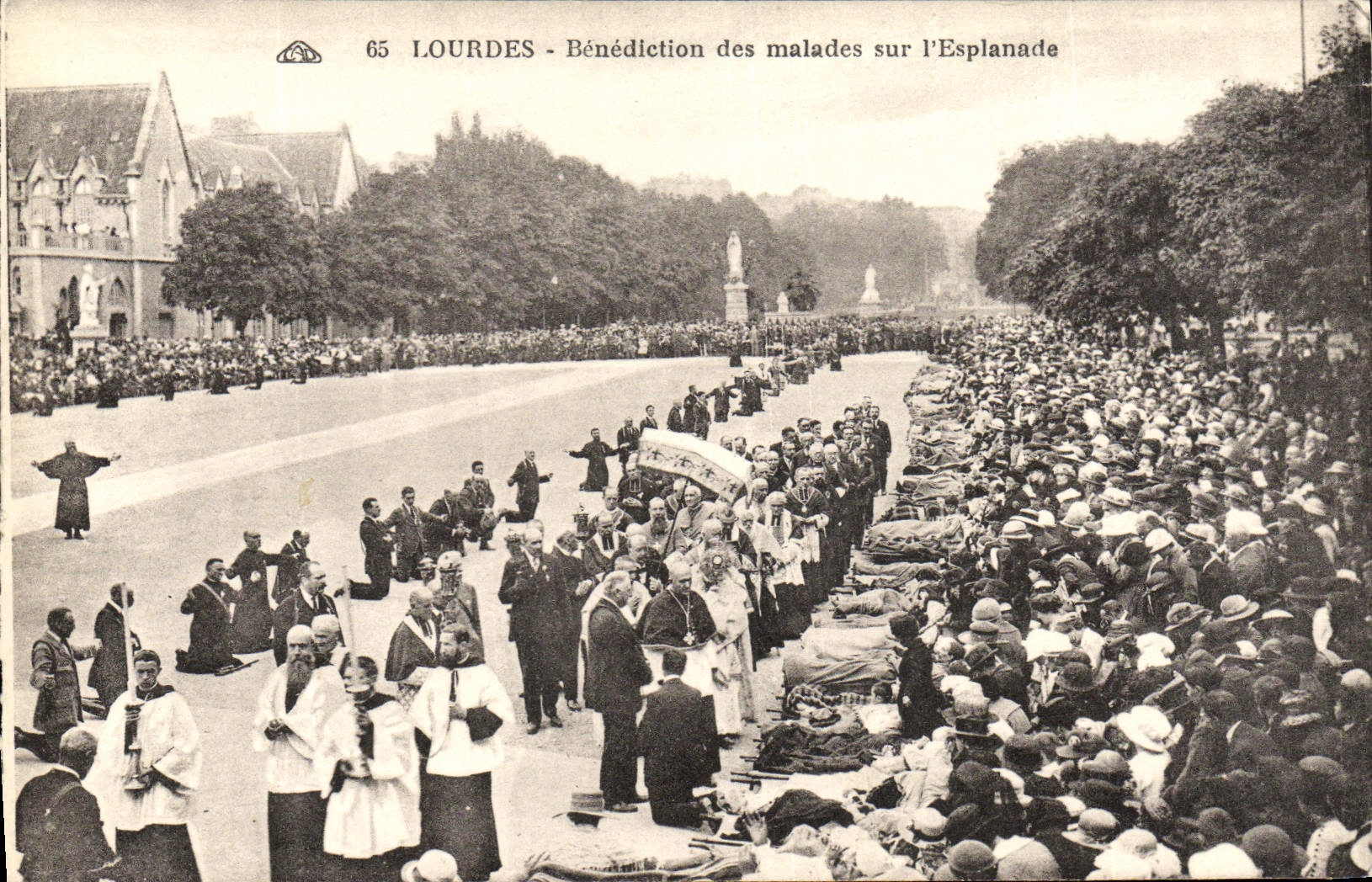 CPA Lourdes Benediction des Malades sur L'Esplanade