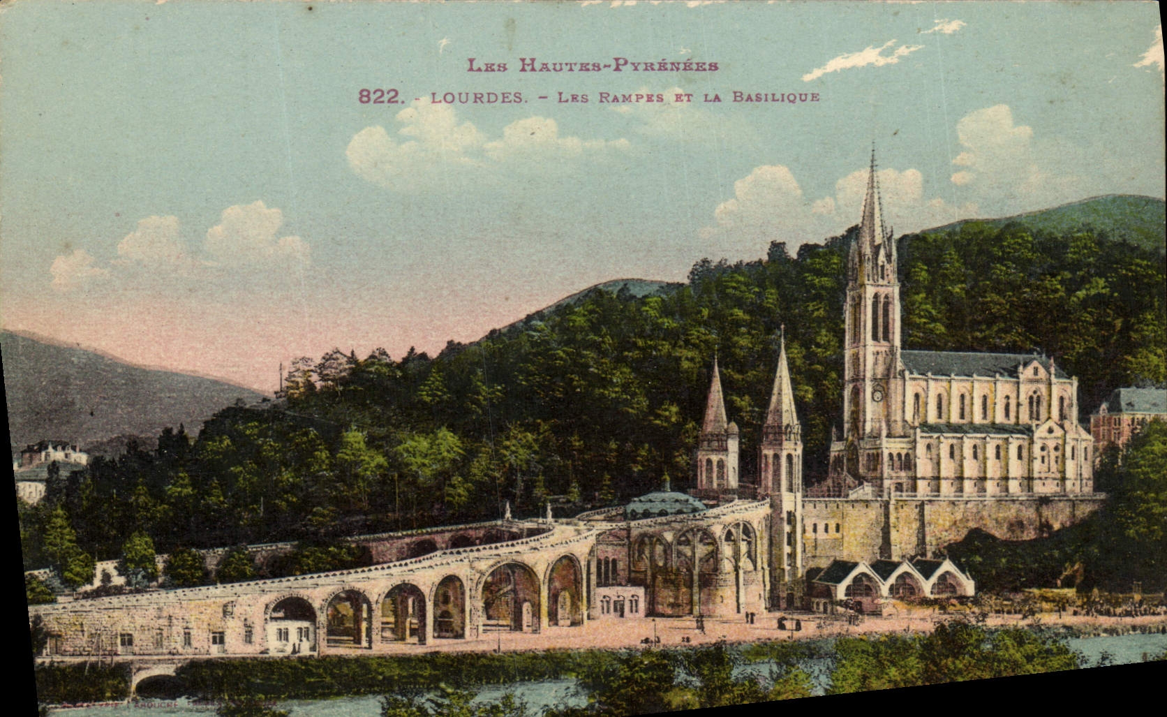 CPA Lourdes Les rampes et la Basilique