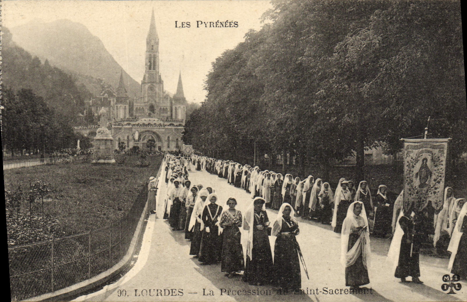 CPA Lourdes La Procession de Saint Sacrement