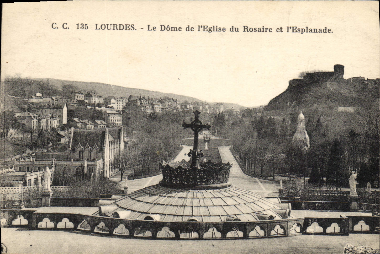 CPA Lourdes Le Dome de L'Eglise du Rosaire et L'Esplanade