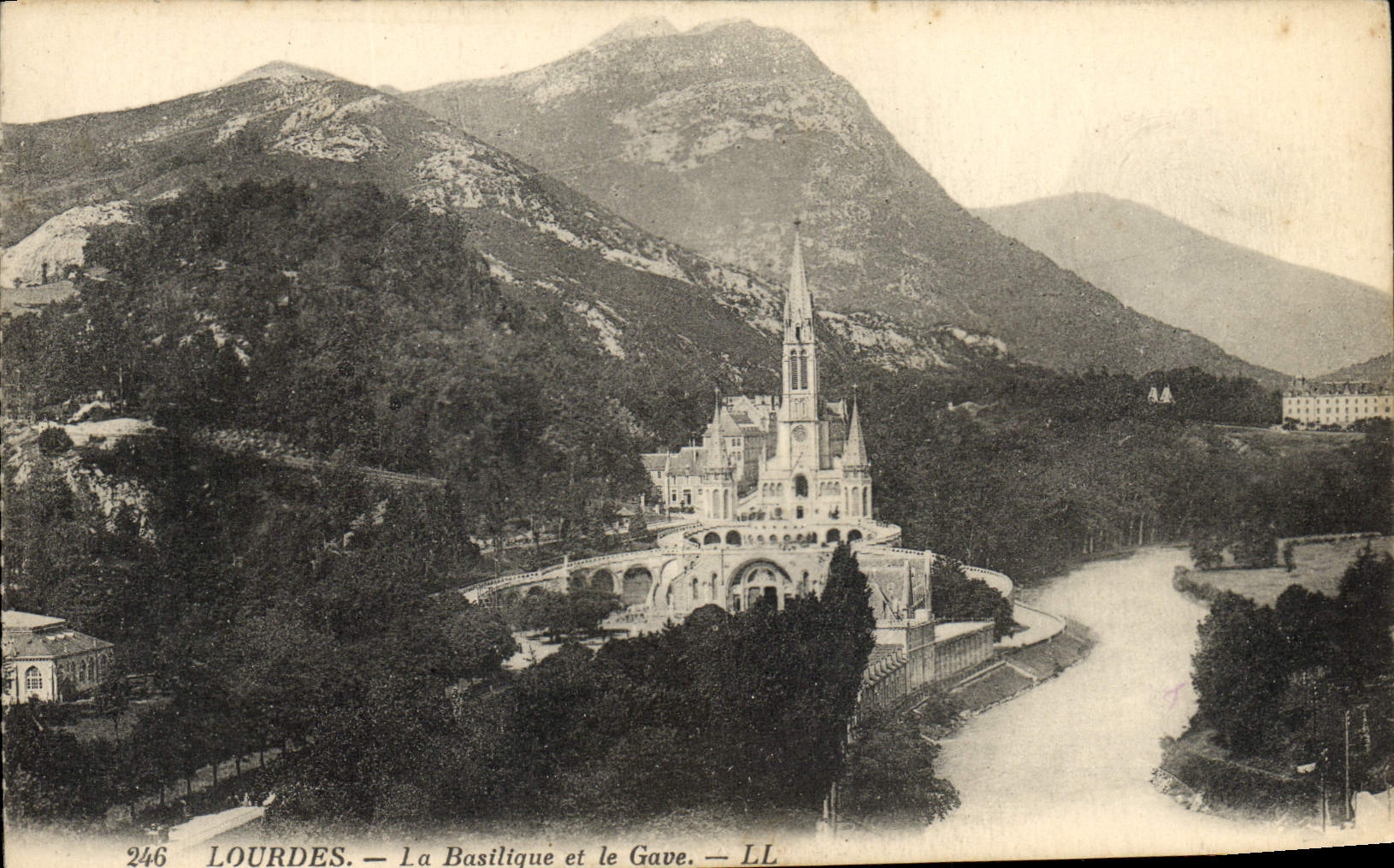 CPA Lourdes La Basilique et le Gave