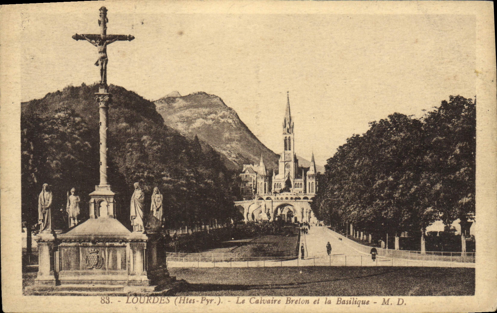 CPA Lourdes Le Calvaire Breton et la Basilique