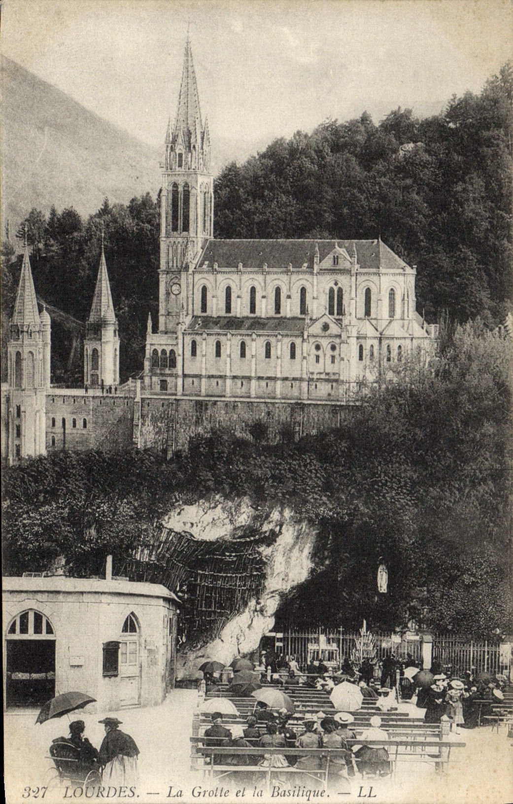 Lourdes — La Grotte et la Basilique — LL 327