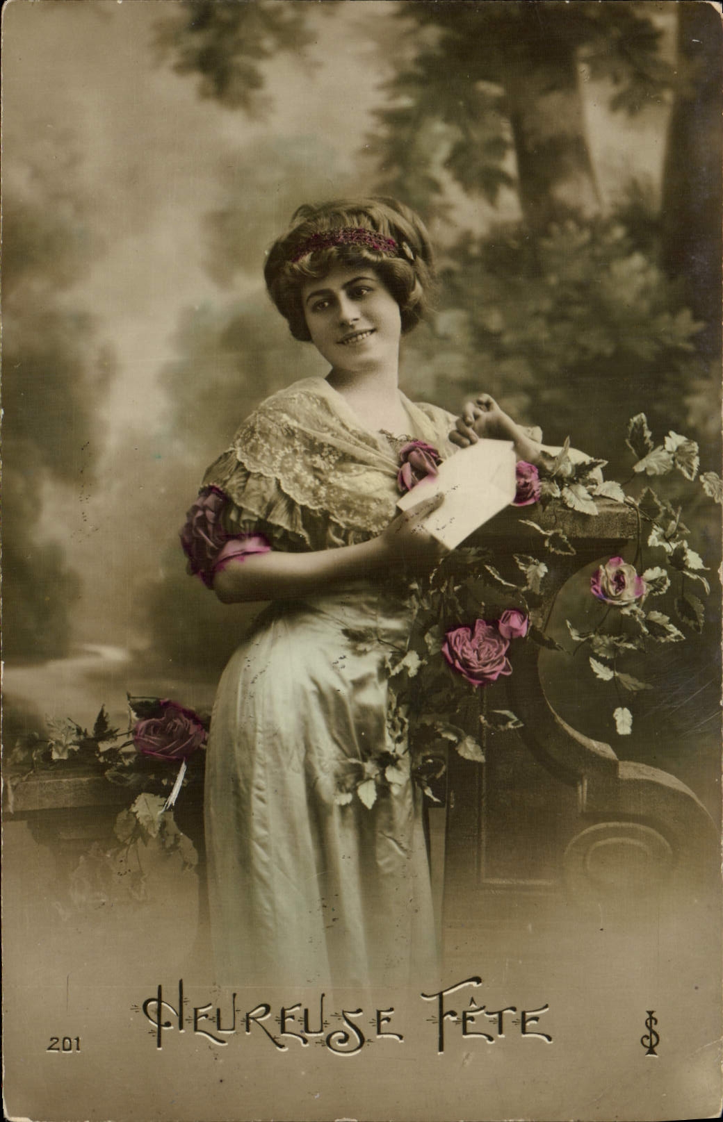 Femme en robe de style Art Nouveau — 'Heureuse Fête' — série 201, éditeur J.S.
