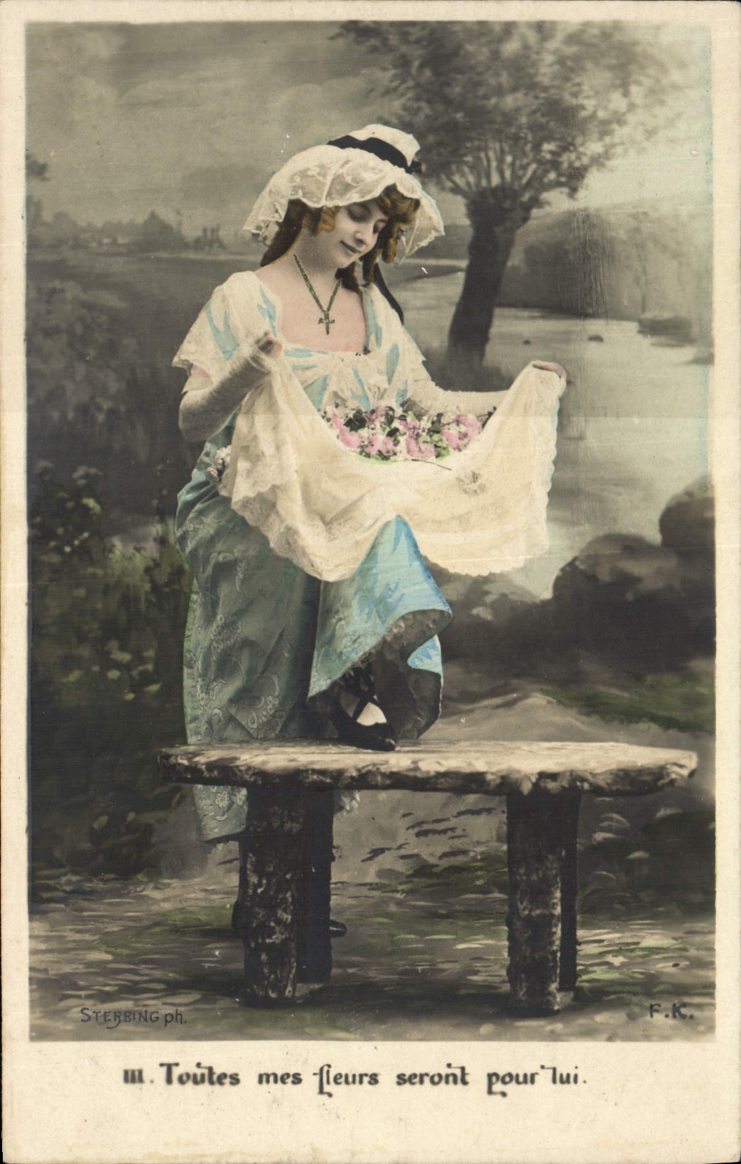 Jeune femme en robe bleue tenant un bouquet — série III — Sterbing ph.
