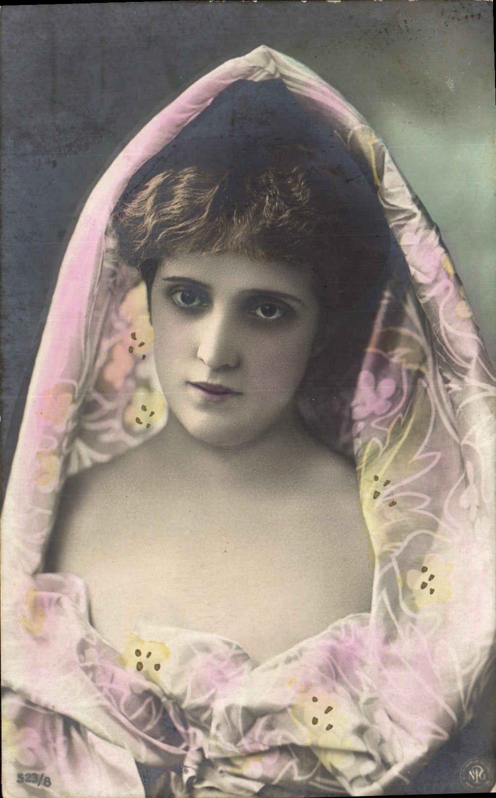 Jeune femme voilée — portrait — NC (Nouvelle-Caledonie) n° 523/8