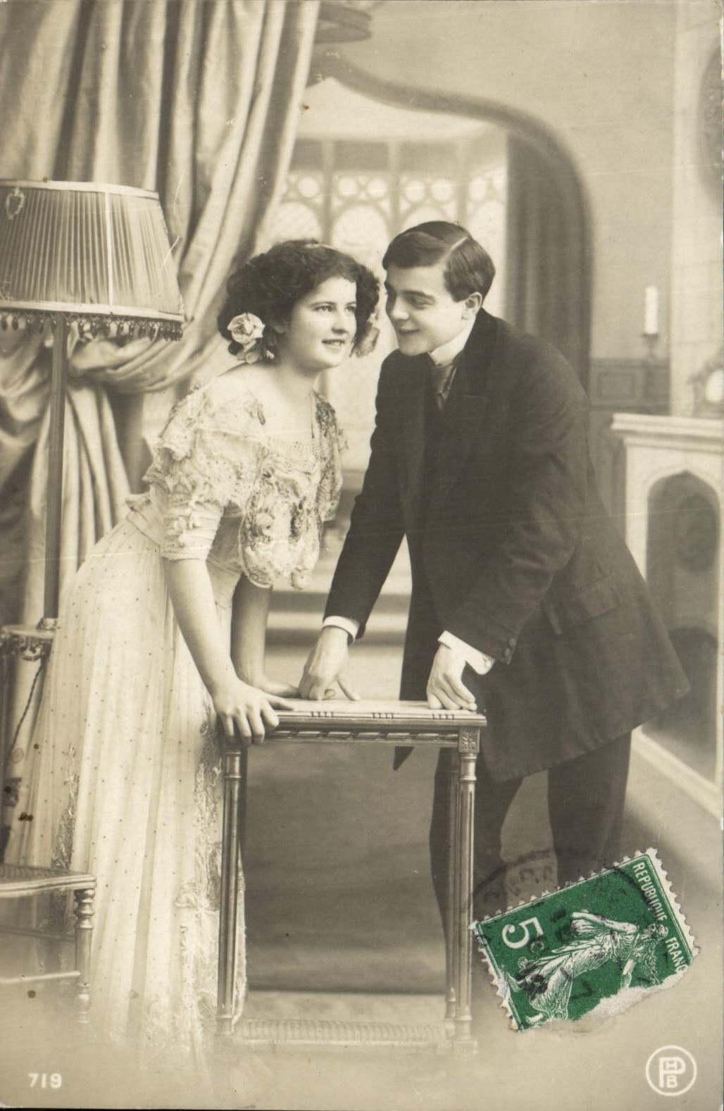 Couple en intérieur — photo de studio — éditeur P.P. n° 719