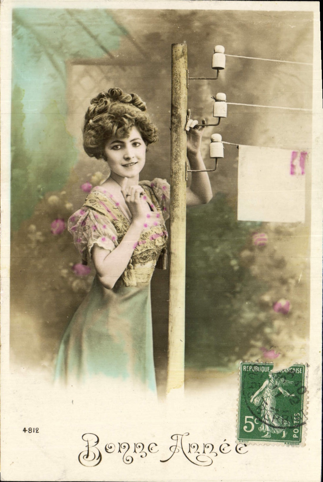 Femme en robe à motifs — Bonne Année — éditeur anonyme, n° 4-812