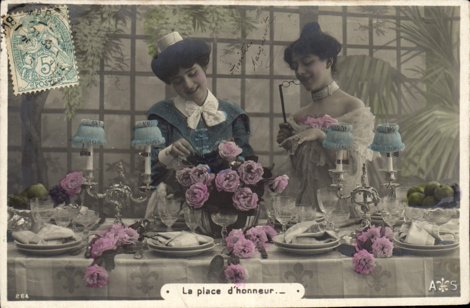 La plaza de honor. — Dos mujeres a la mesa — A&S