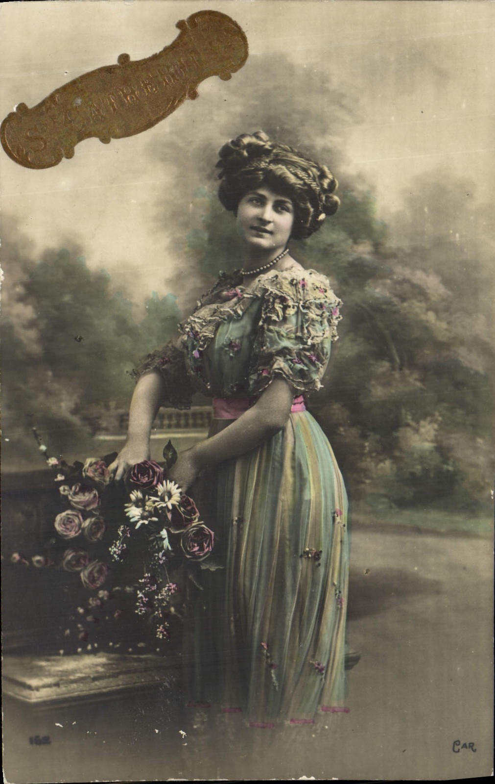 Jeune femme en robe fleurie tenant un bouquet — Série CAR n°162 — Éditeur CAR
