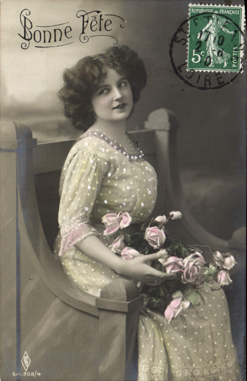 Femme en robe à pois tenant un bouquet de roses — Bonne Fête — Éditeur EB, n° 208/4