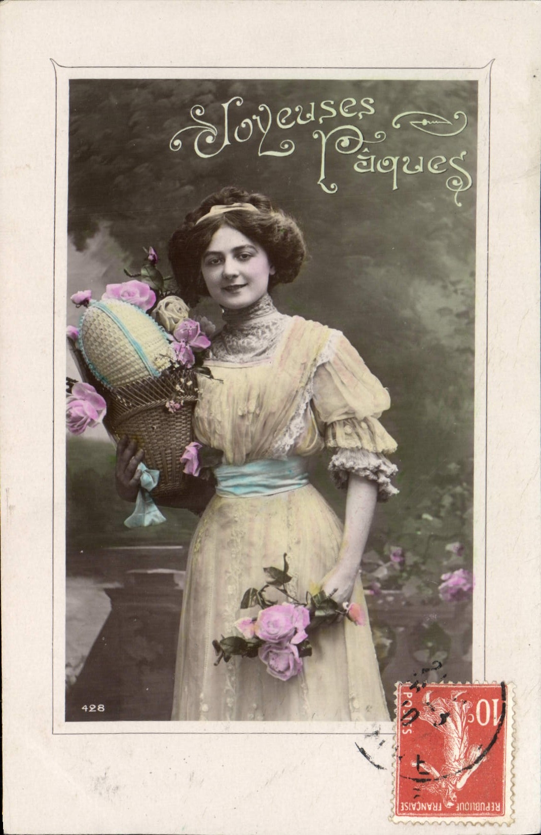 Jeune femme tenant un panier de Pâques — 'Joyeuses Pâques' — éditeur inconnu, n° 428