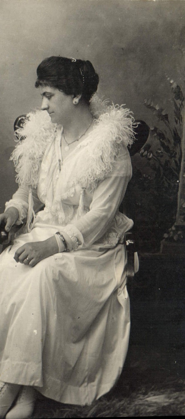 Jeune femme en robe blanche à col de plumes — portrait studio — CPAPHIL