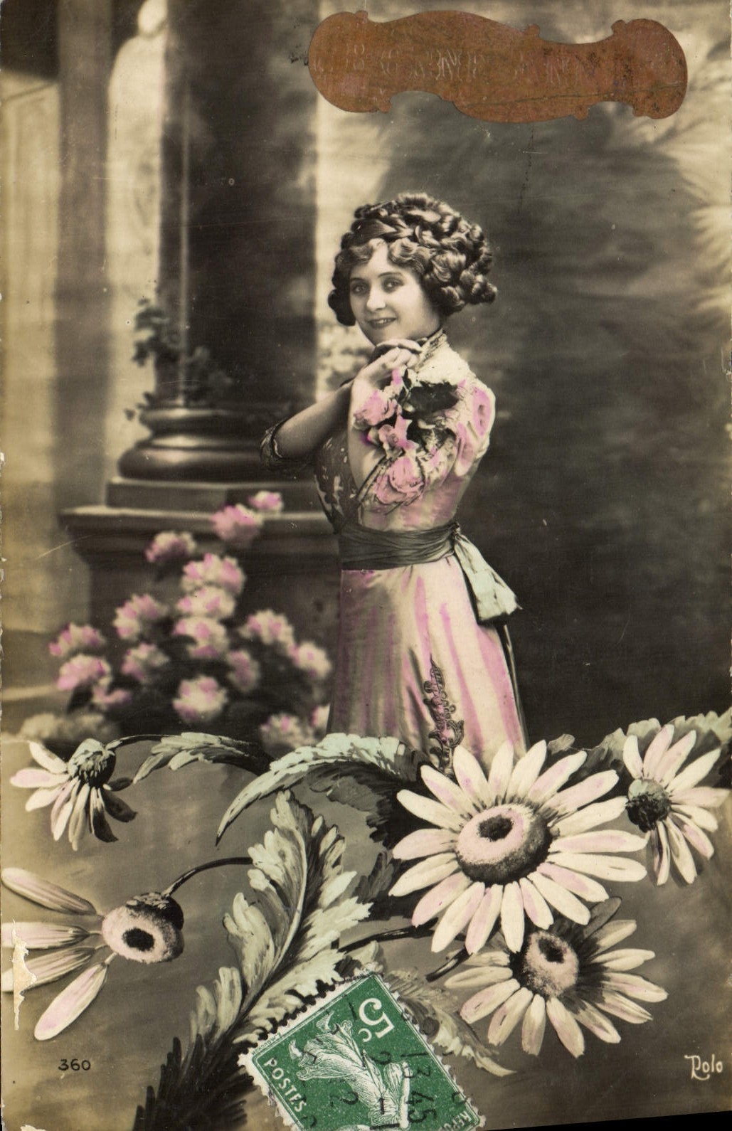 Femme en robe rose parmi des fleurs — éditeur Rolo, n° 360