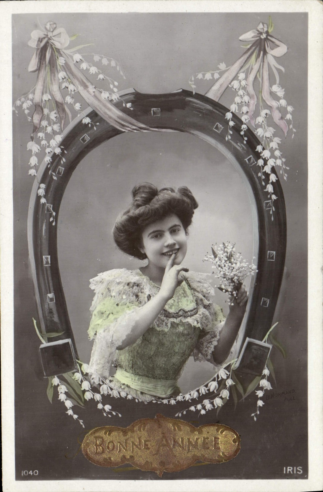 Jeune femme souriante — Bonne Année — IRIS, série 1040
