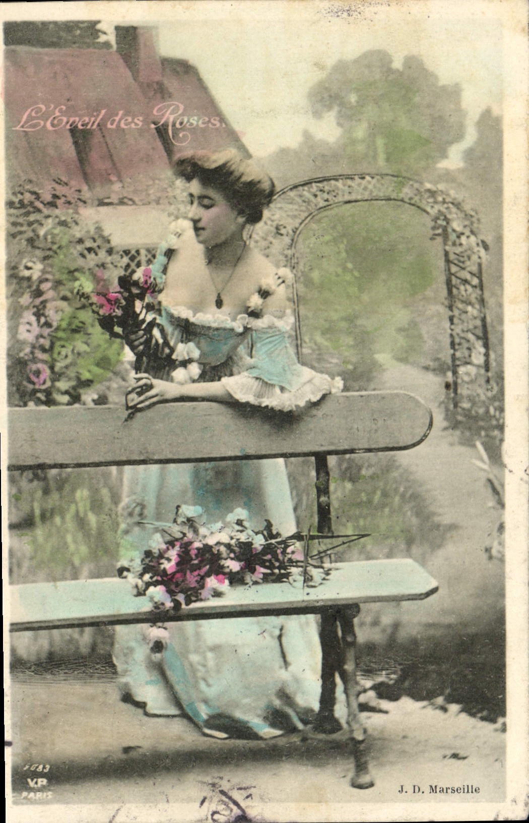 Femme en robe bleue parfumant des roses — L'Éveil des Roses — J. D. Marseille