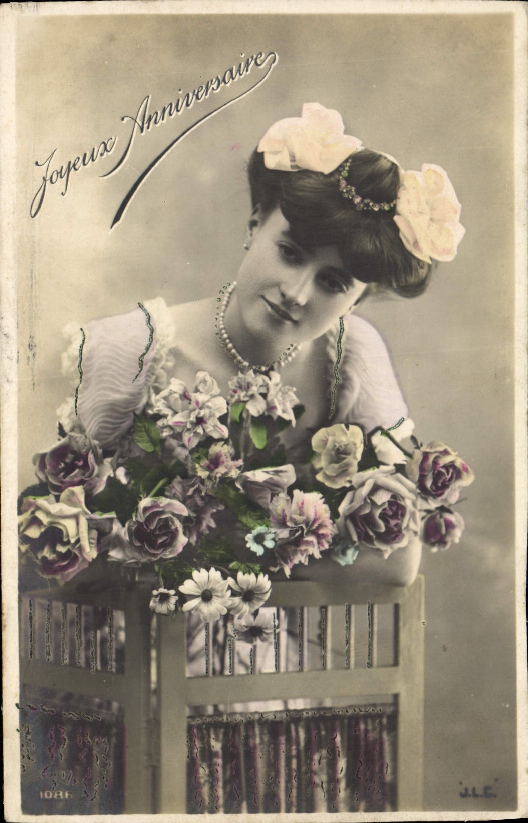Femme avec bouquet de roses — Joyeux Anniversaire — éditeur J. H. E. n° 1081