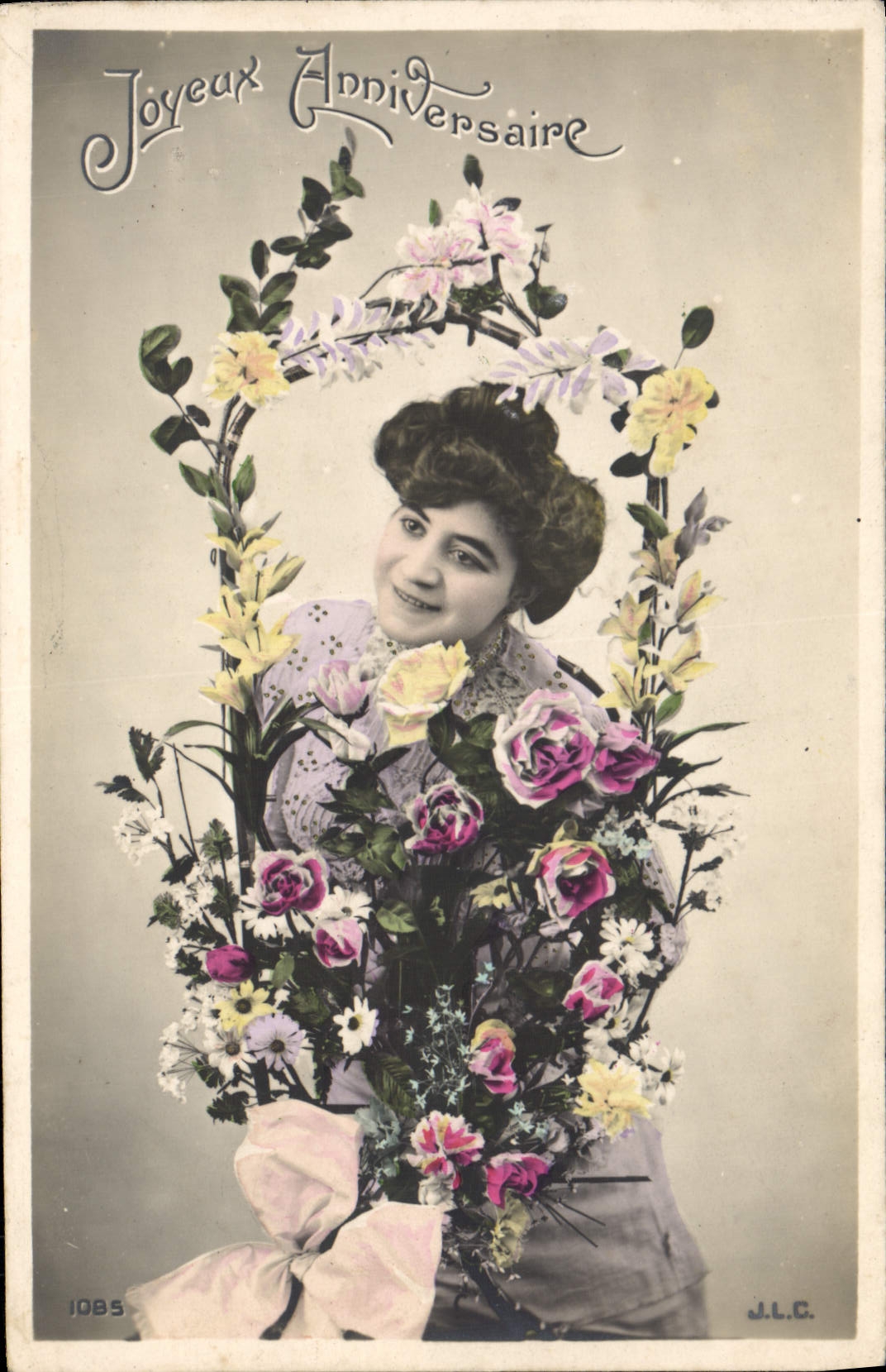 Femme souriante avec bouquet de fleurs — Joyeux Anniversaire — J.L.C. n° 1085