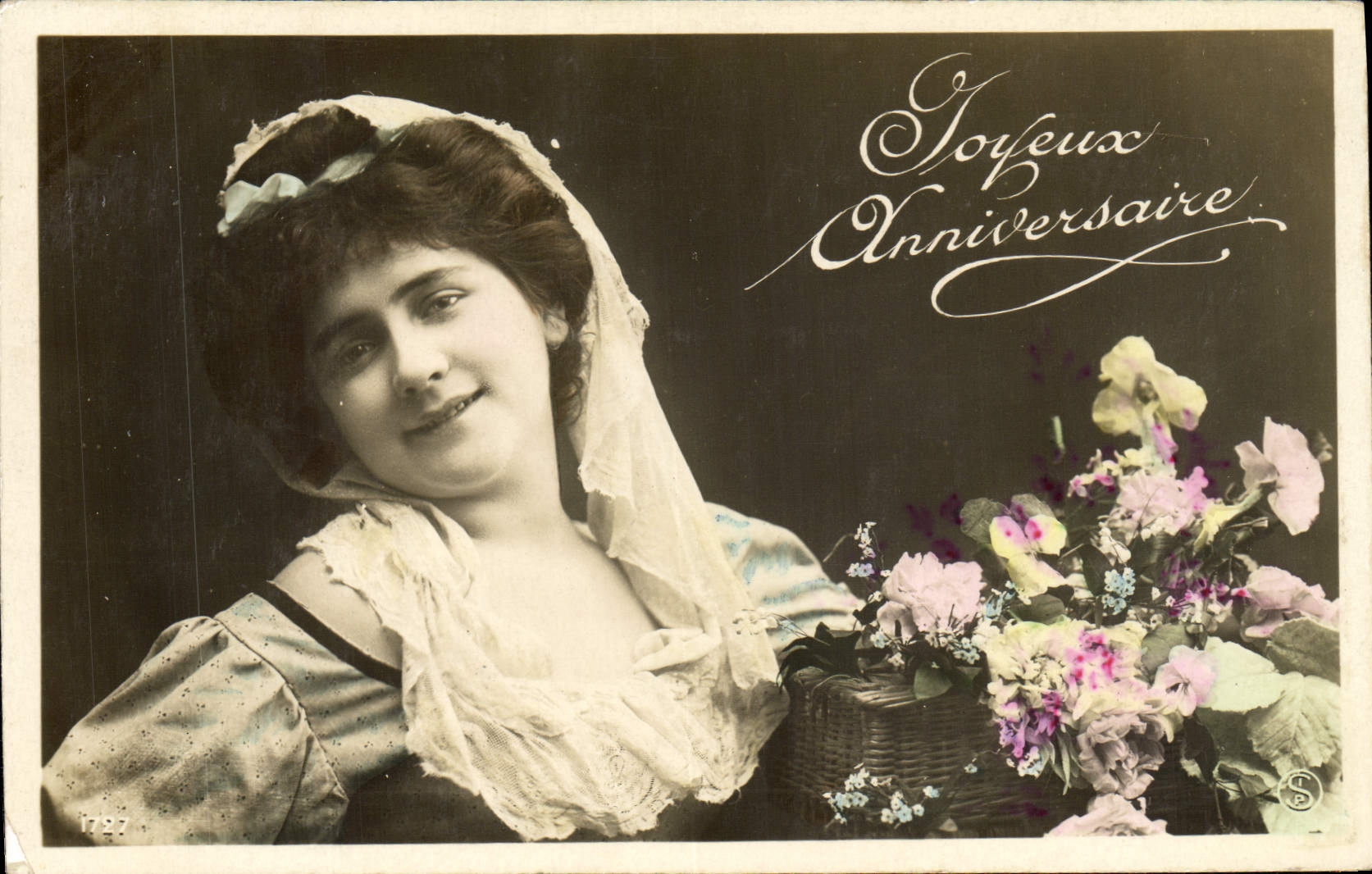 Jeune femme avec bouquet — Joyeux Anniversaire — n° 1792