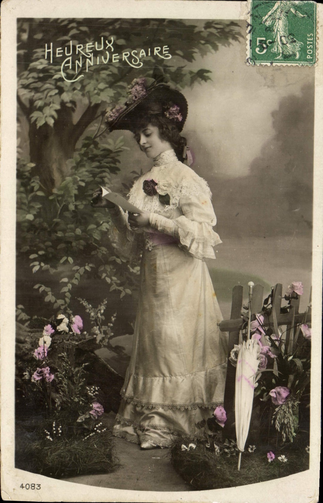 Femme en robe de style Belle Époque — lisant un livre — éditeur anonyme, n° 4083