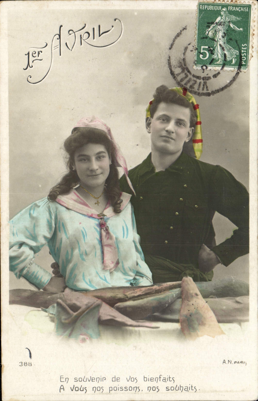 CPA Fantaisie Femme 1er aVril Poissons Marin Peche Pecheur 