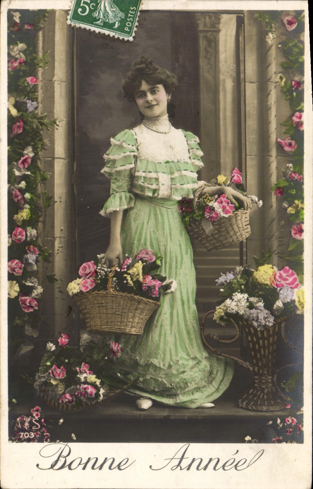 Jeune femme en robe verte — avec paniers de fleurs — éditée par A.S. n°703