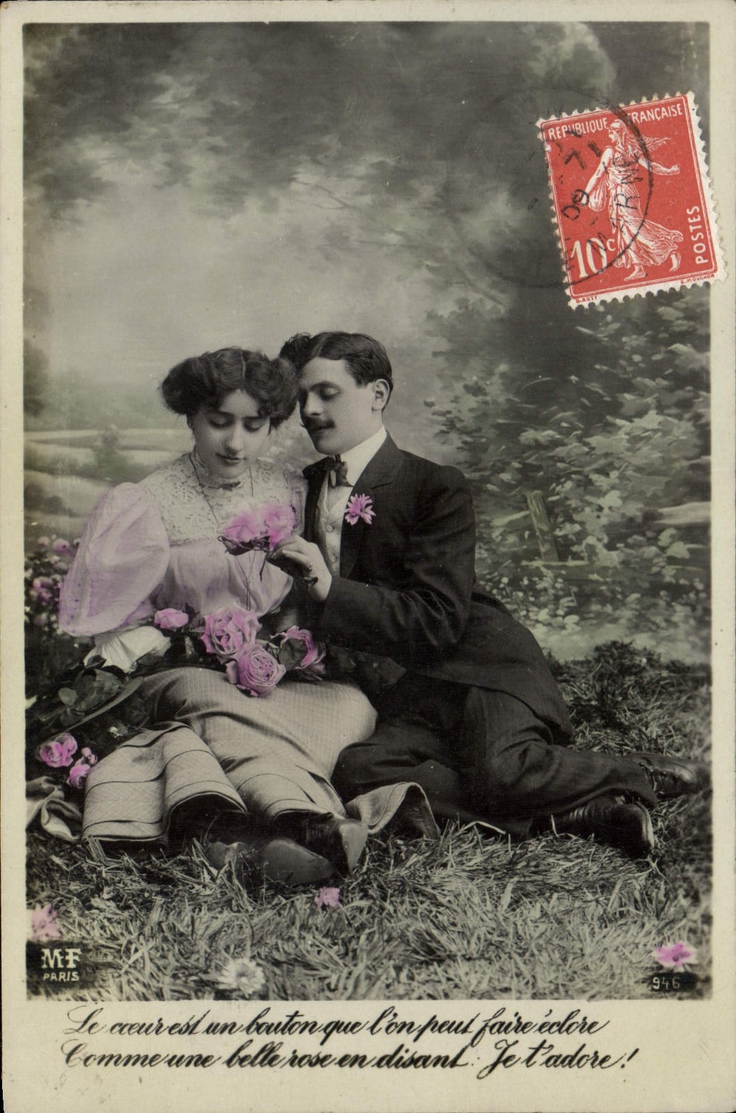 Couple en extérieur — roses et déclaration d'amour — MF Paris, n°946