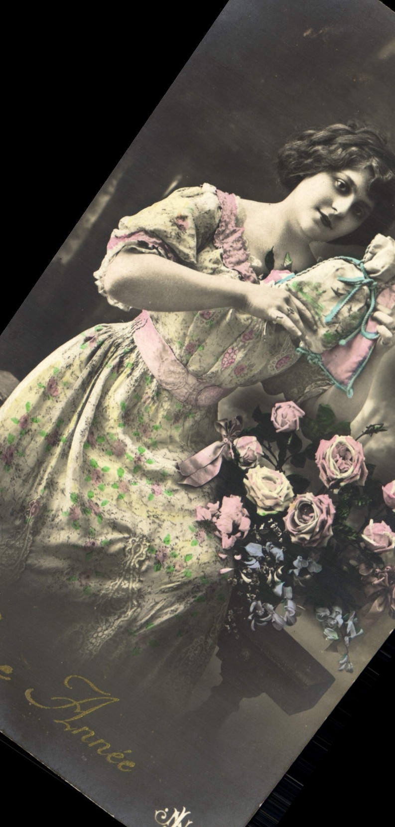 Femme avec bouquet de roses — Carte de vœux — Éditeur anonyme, n° de série non lisible