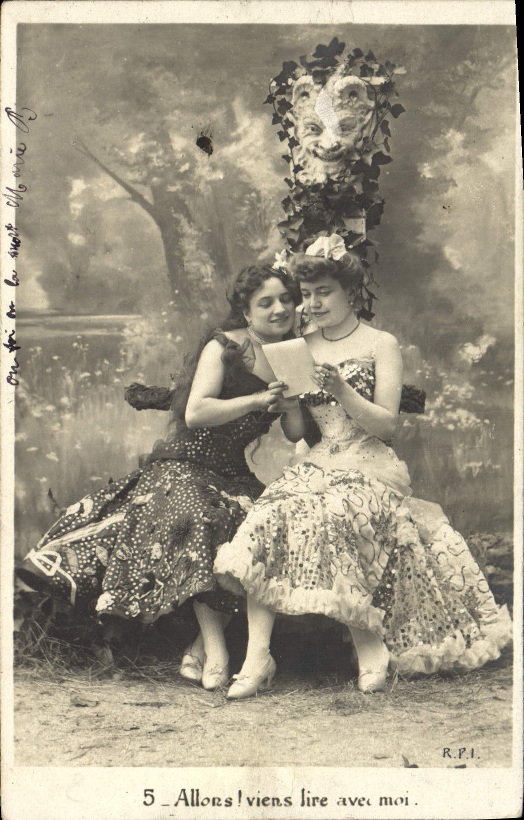 Dos jóvenes mujeres leyendo juntas — R.P.I. n°5 — editor R.P.I.