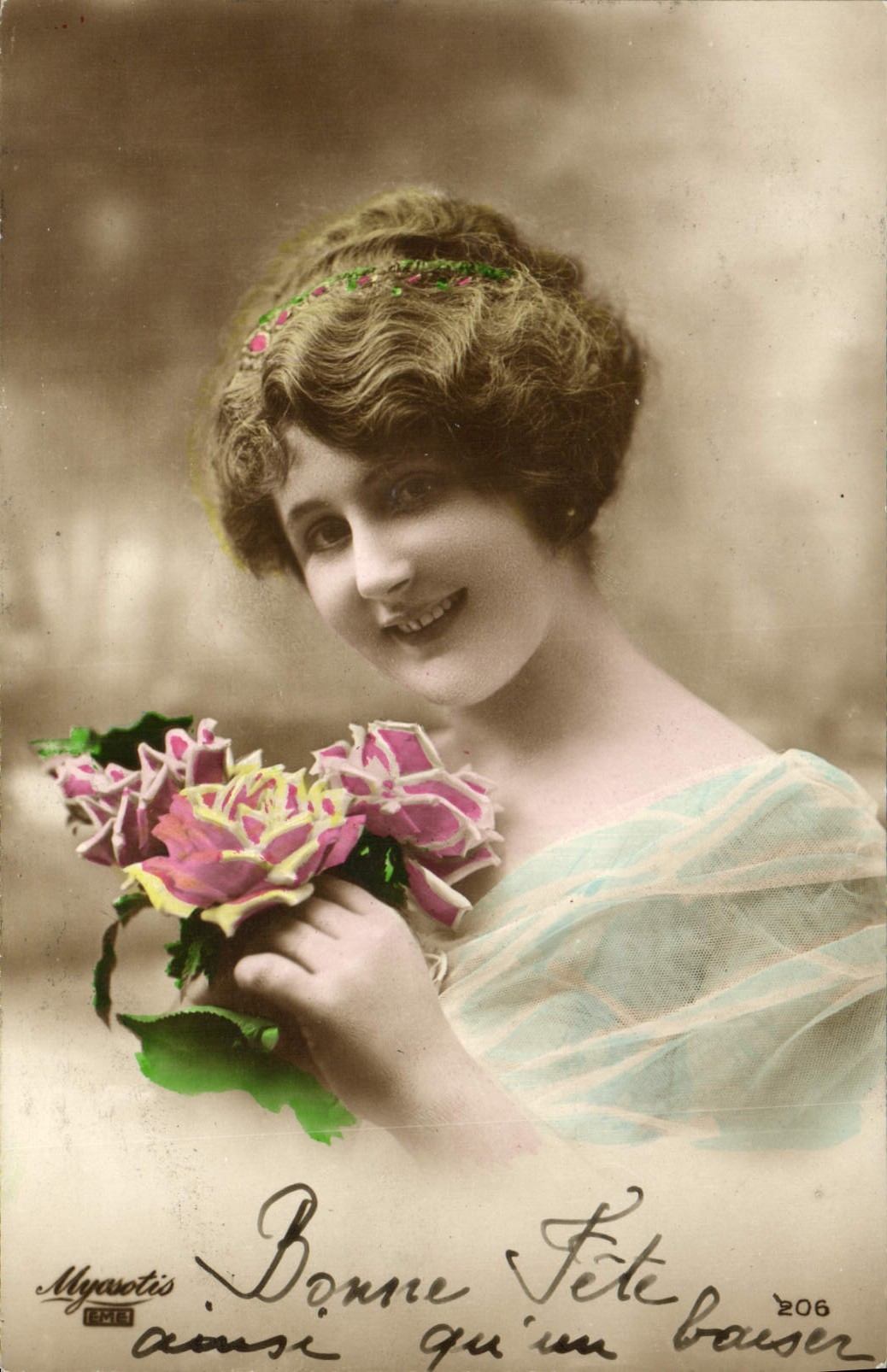 Joven mujer sonriente sosteniendo rosas — Myasotis, n°206