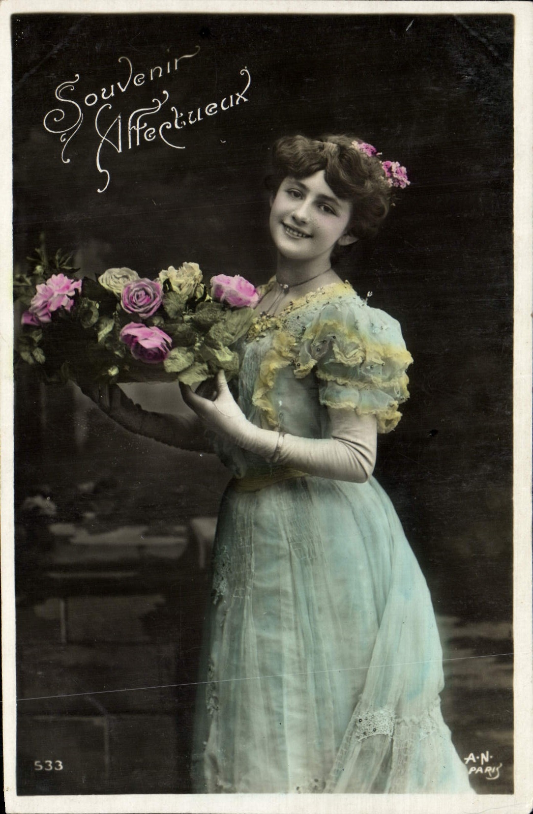 Jeune femme en robe bleue tenant un bouquet de roses — Souvenir Affectueux — A.N. Paris, n° 533