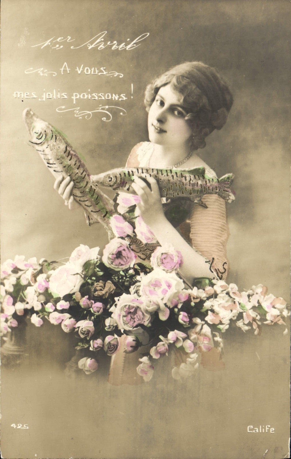 Jeune femme tenant un poisson décoratif — Calife, n° 425