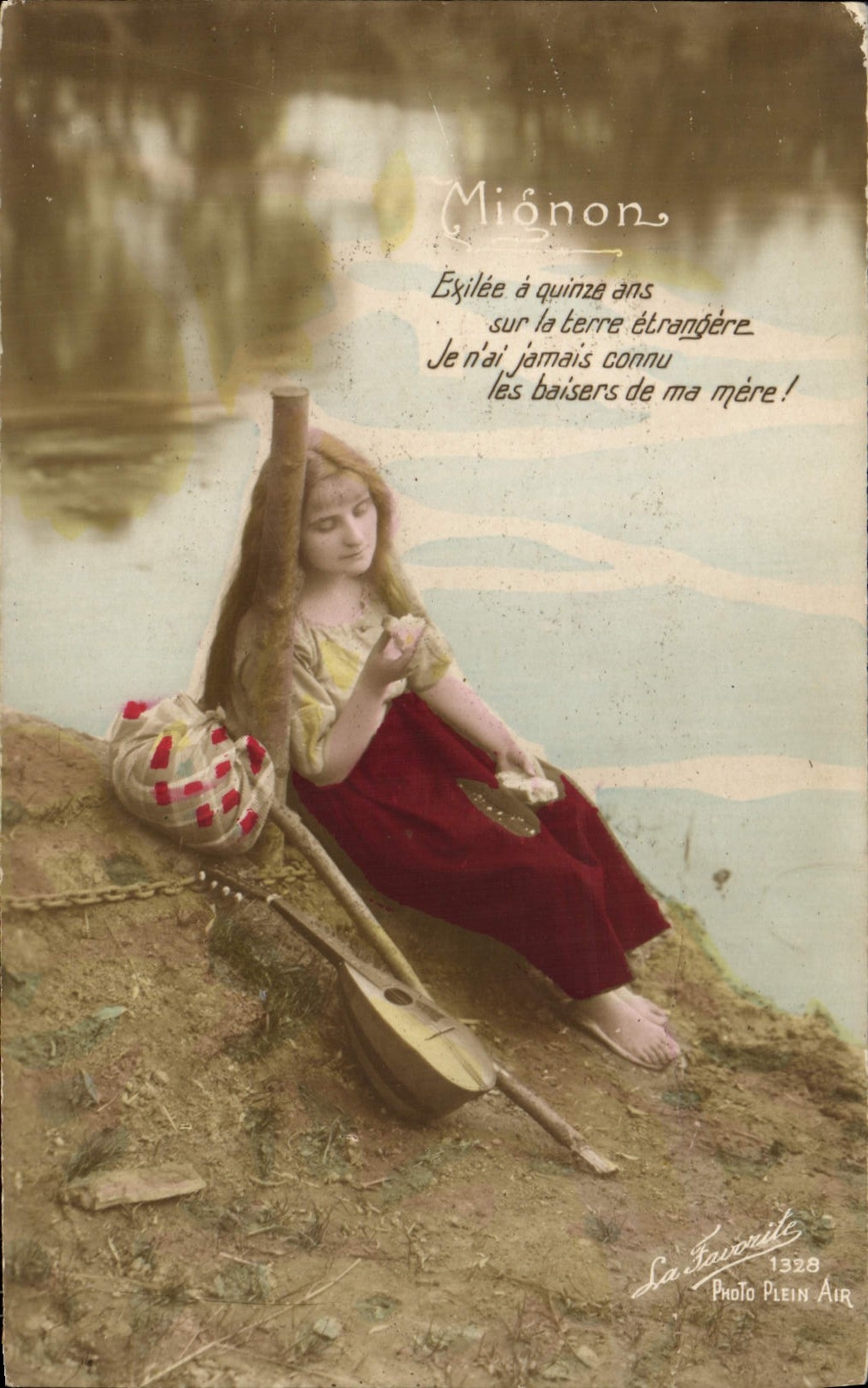 Fille assise près d'un lac — Mignon — La Favourite, Photo Plein Air, n°1328