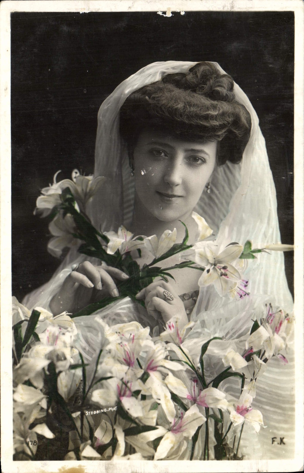 Jeune femme en voile — avec lys — Stebbing.Ph. F.K. n°178