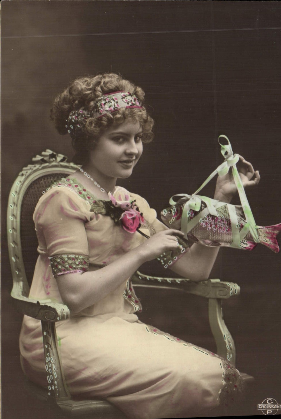 Jeune femme en robe ornée tenant un poisson décoratif — éditeur Croissant, Paris