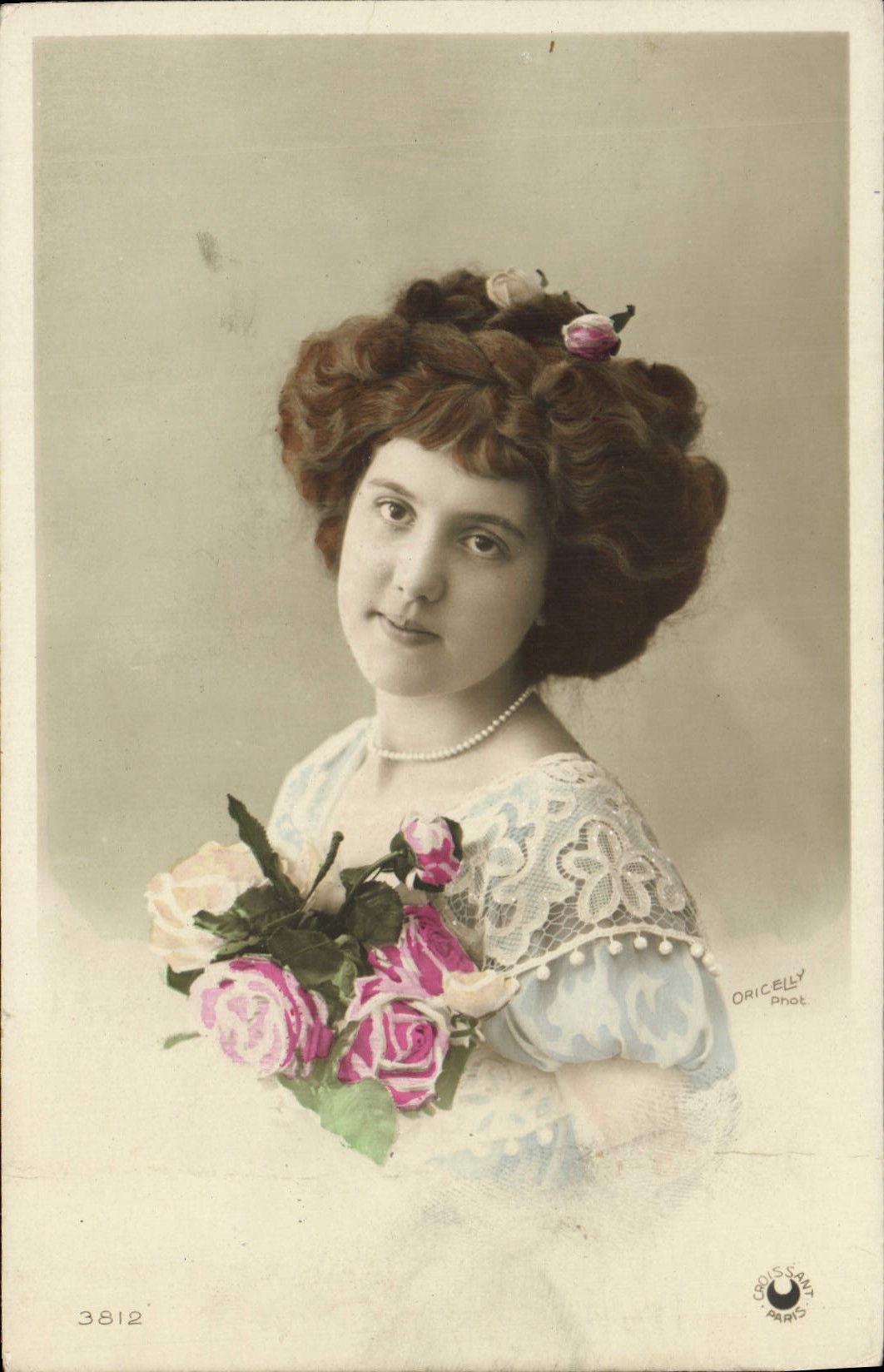 Jeune femme avec bouquet de roses — ORICIELLY Phot. — Croissant, Paris, n° 3812