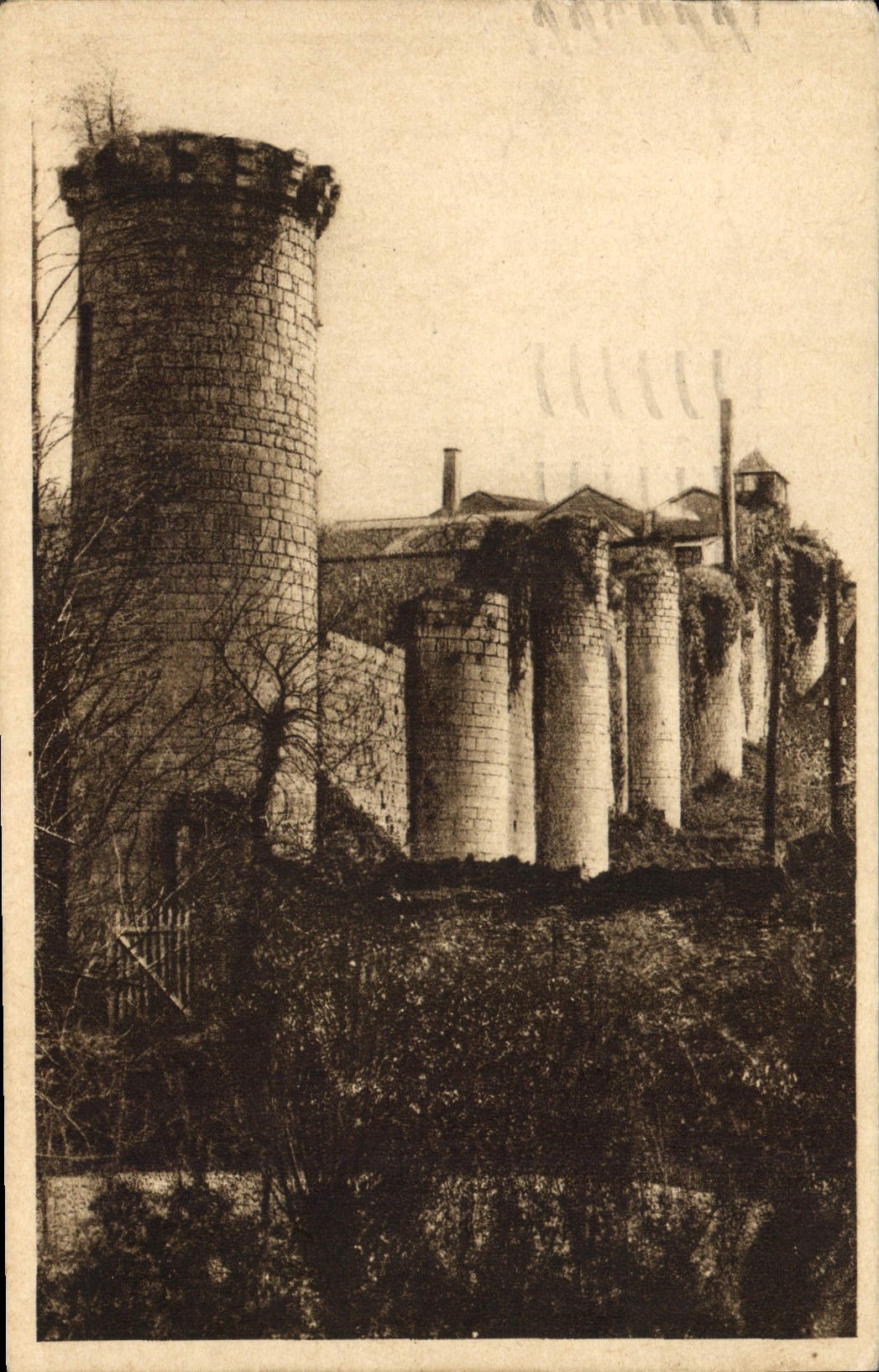 Les vieux murs de la Ville du XIVe siècle à Pont-Achard — Poitiers (Vienne) — J. Rebuchon, photographes, Poitiers