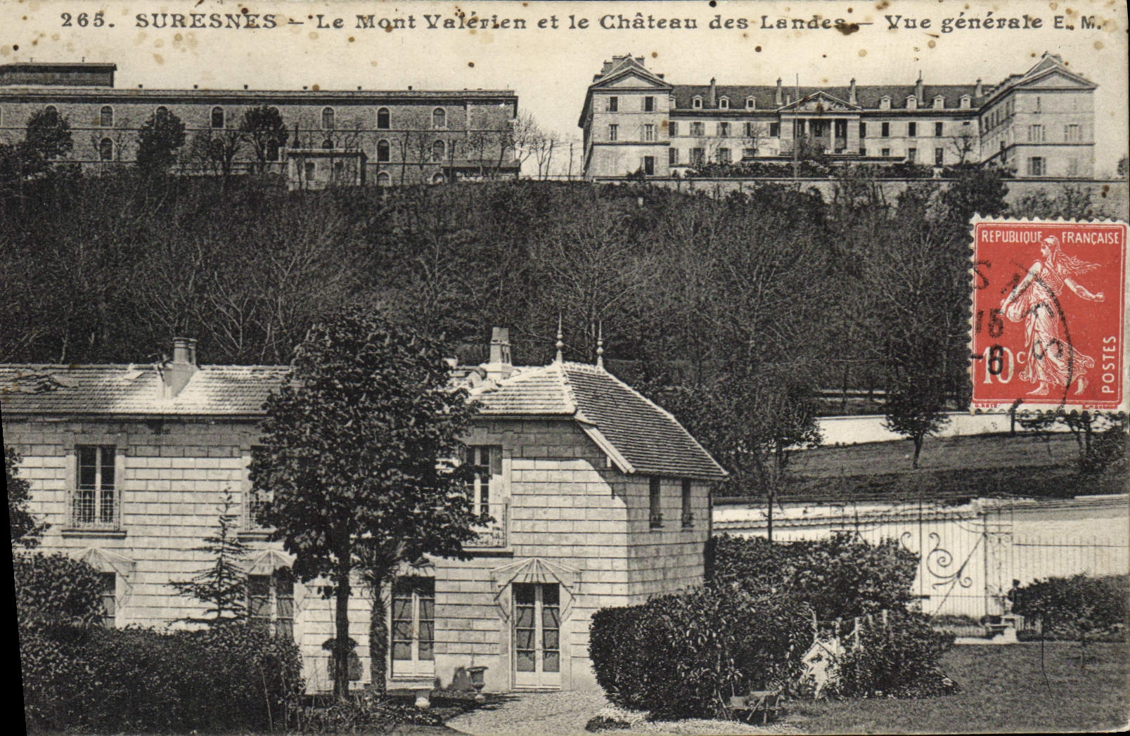 CPA Suresnes Le Mont Valerien et le Chateau des Landes Vue generale 