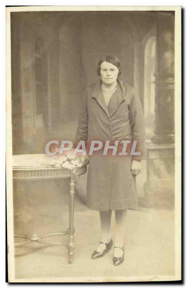 Junge Frau in Mantel — Fotostudio — CPAPHIL