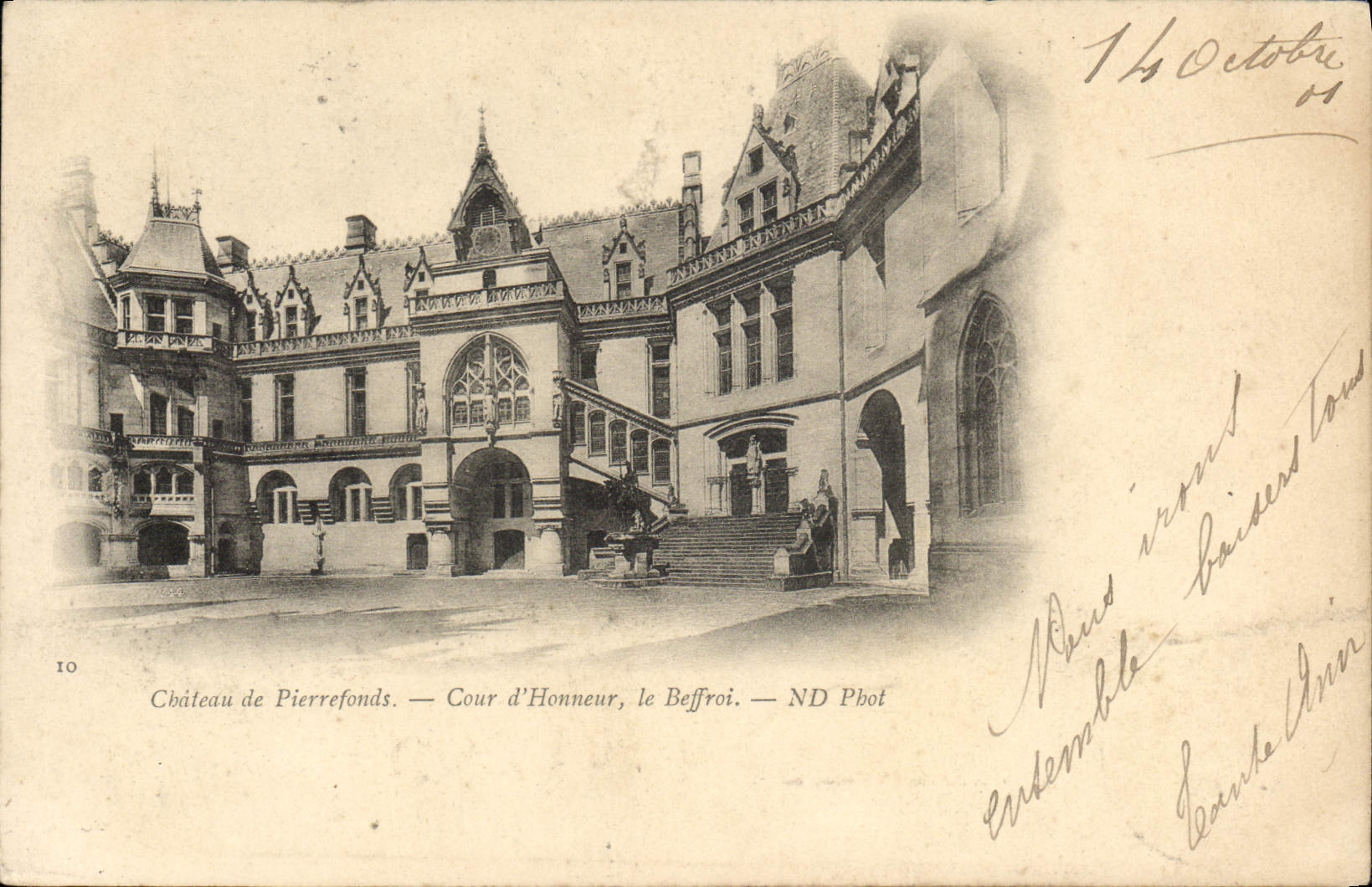 CPA Chateau de Pierrefonds Cour d'Honneur Le Beffroi