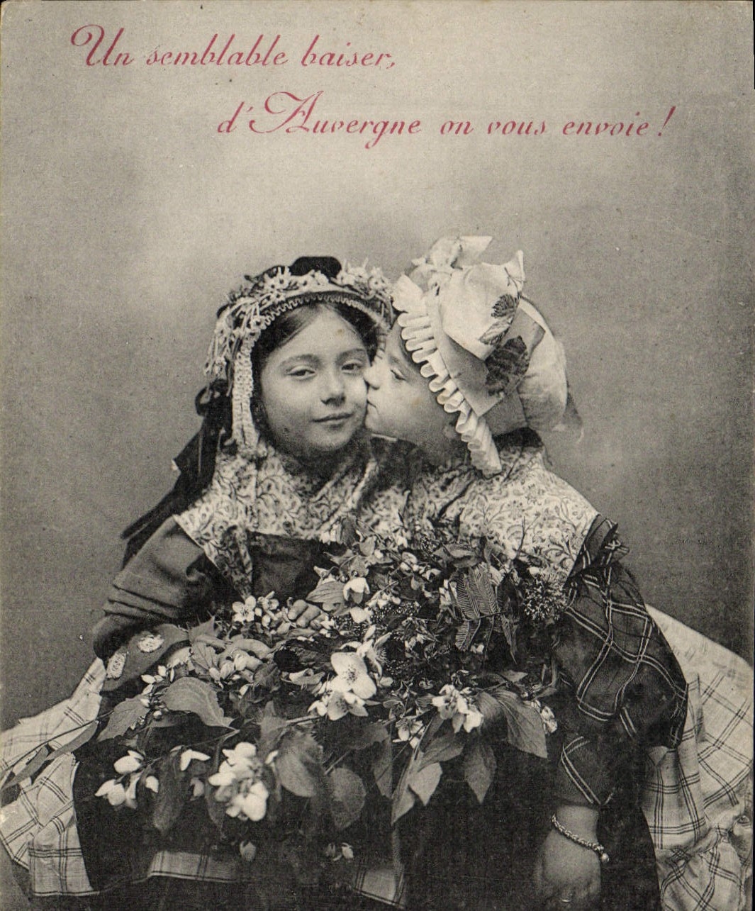 CPA Un Semblable Baiser d'Auvergne On vous Envoie Enfants
