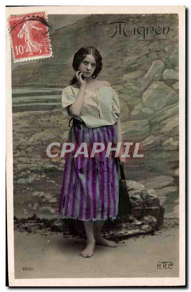 Jeune femme en robe rayée — Mignon — éditeur H.K.C. n°3900