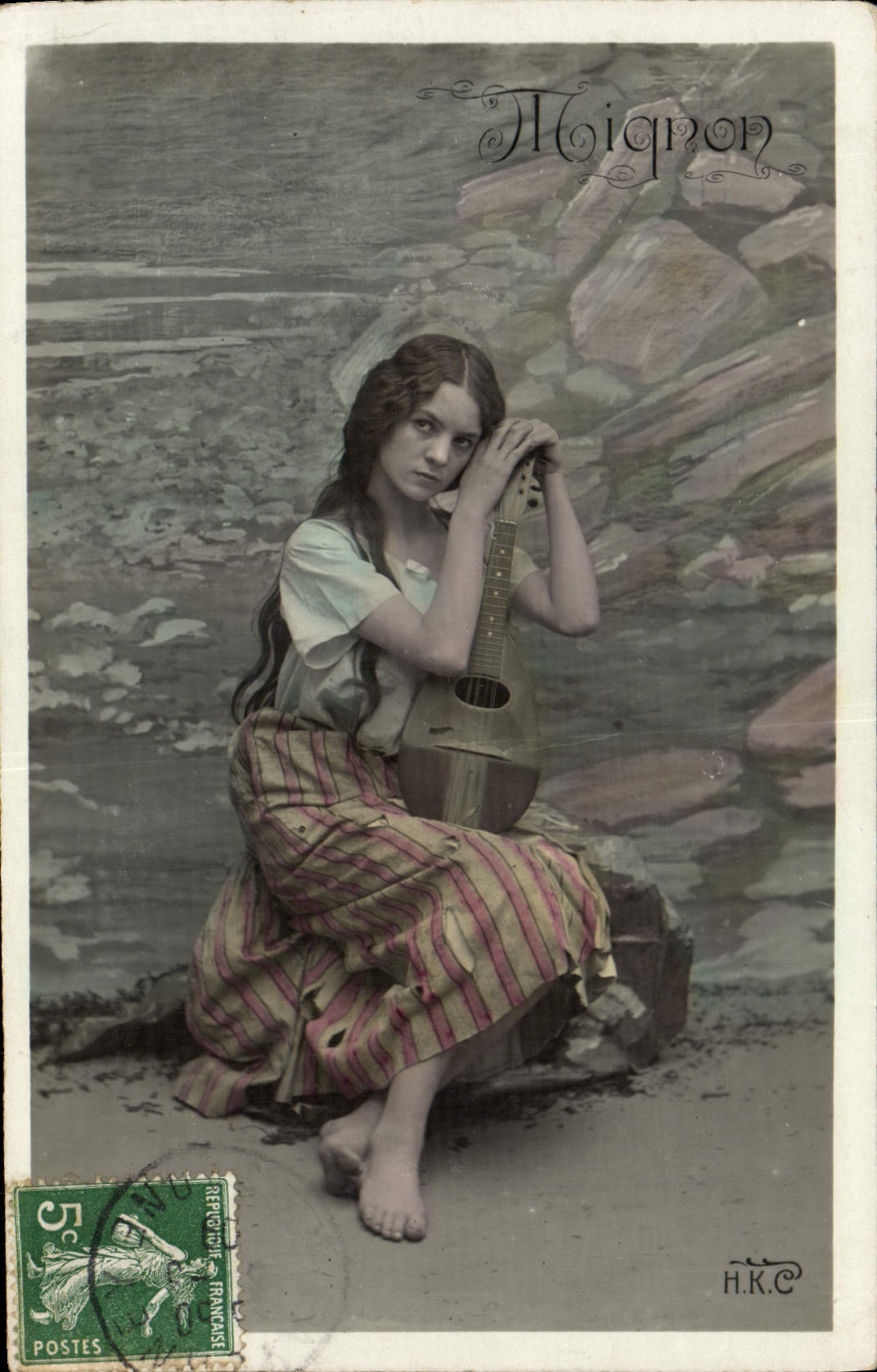 Joven mujer con mandolina — escena de orilla — H.K.C. y Moignon