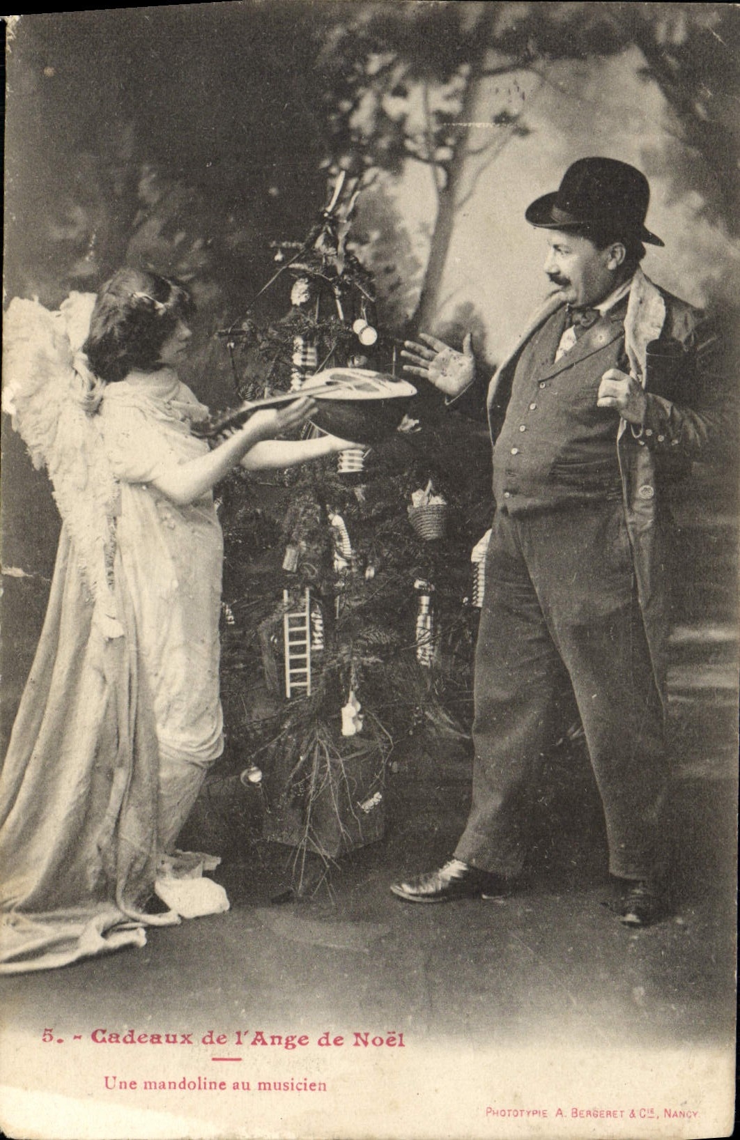CPA Fantaisie Ange Cadeaux de l'ange de Noel