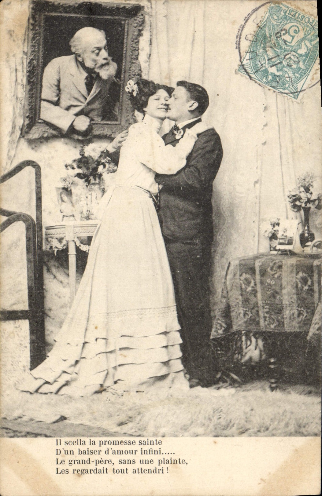 Jeune couple enlacé — portrait du grand-père au-dessus — texte poétique — éditeur non visible