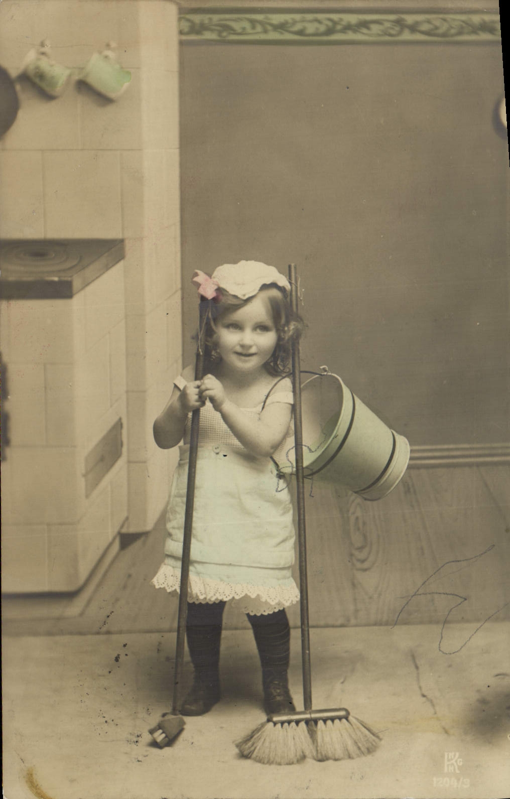 CPA Fantaisie Enfant et son balai