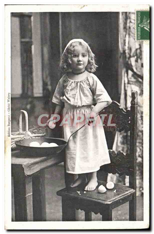 CPA Fantaisie Enfant cassant des oeufs