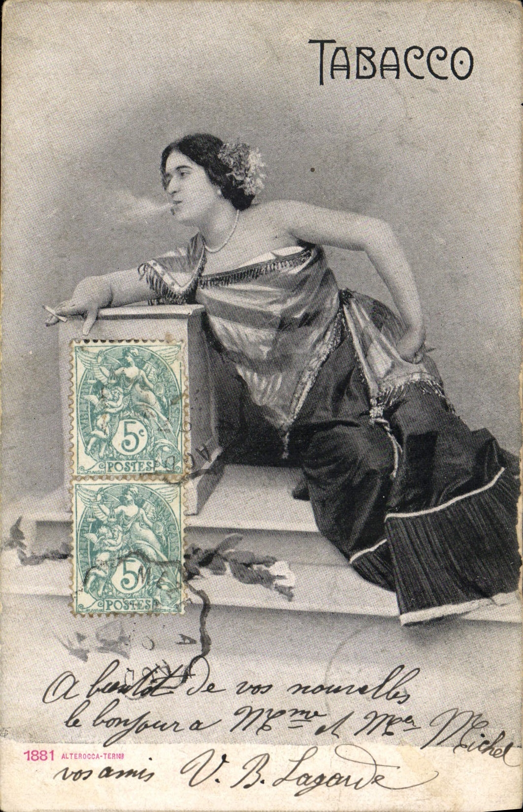 Frau, die eine Zigarette raucht — Werbung für Tabacco — veröffentlicht von V. B. Lagonde