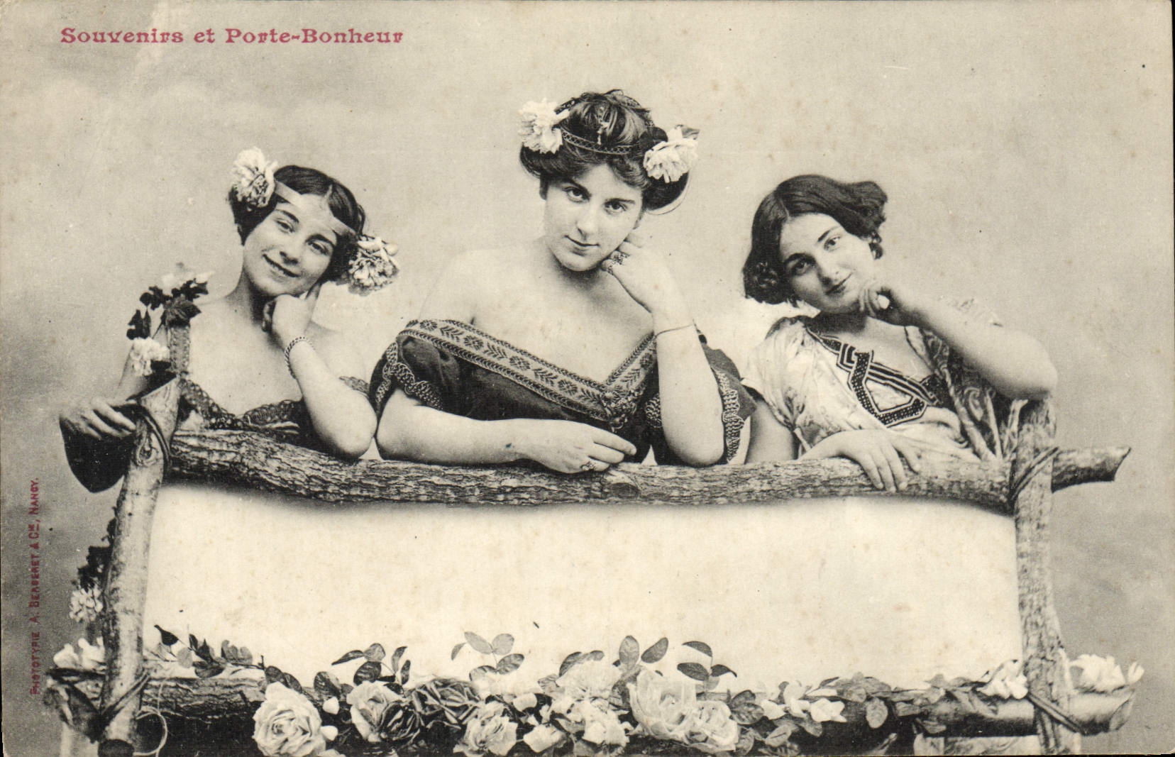 Trois jeunes femmes — photo de studio — Souvenirs et Porte-Bonheur, Nancy